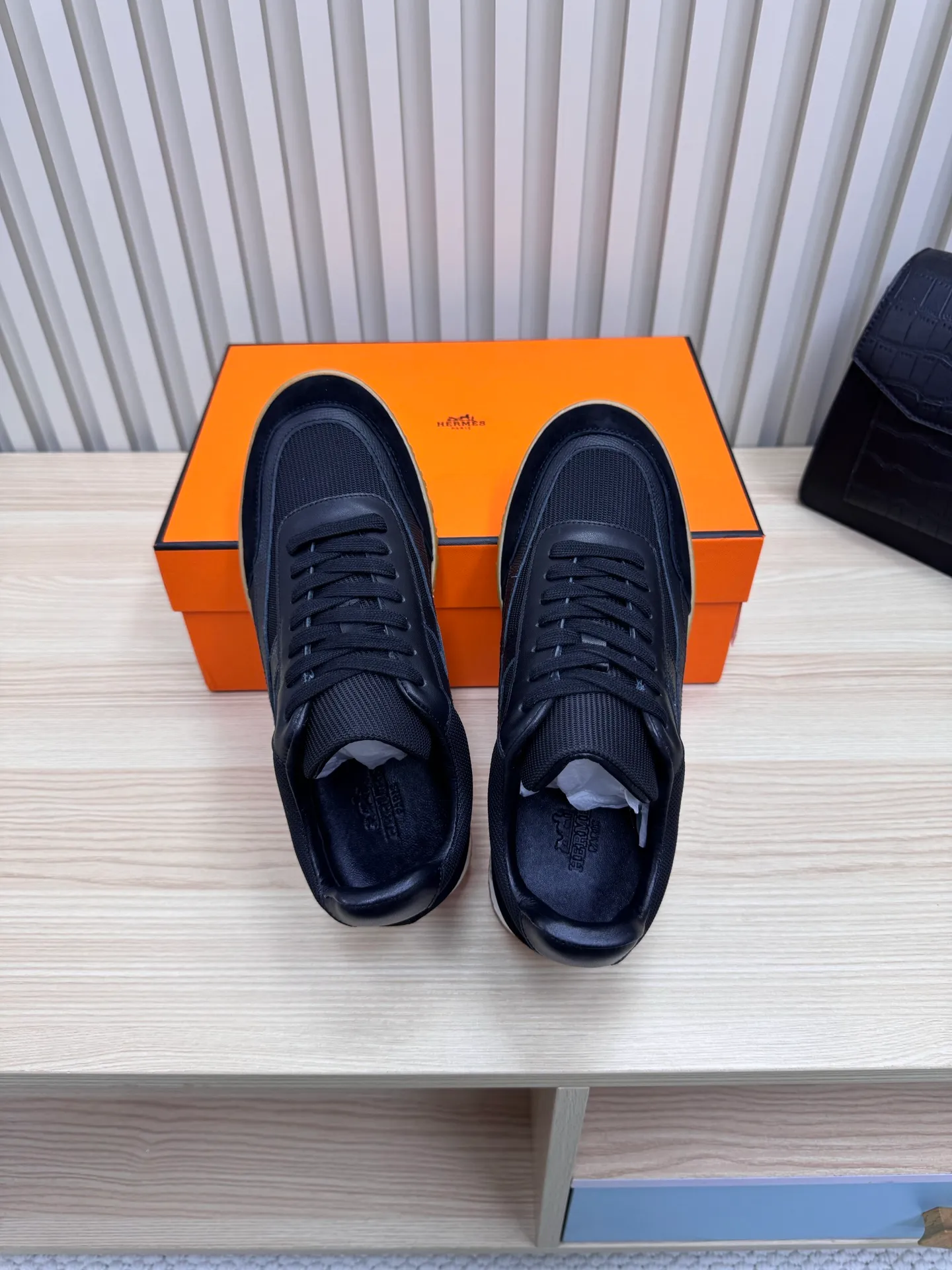 👟👟Ex-factory price 600👟👟 Hermes / Top version #couple style 24ss casual sneakers Suede goatskin sneakers decorated with contrasting patterns and iconic "H" details, beautifully packaged at the delivery counter🛍📦 Fabric: suede + down cloth Lining: mixed sheep lining Outsole: original TPU Bottom thickness: 2CM Size: 35-45